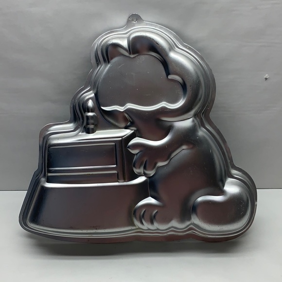 Vintage Wilton Garfield aluminum cake pan mold